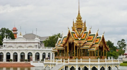 世界遺産アユタヤ 5つの主要遺跡＆バンパイン宮殿＜日本語ガイド/1日/タイ料理の昼食付き/象乗り体験込み＞